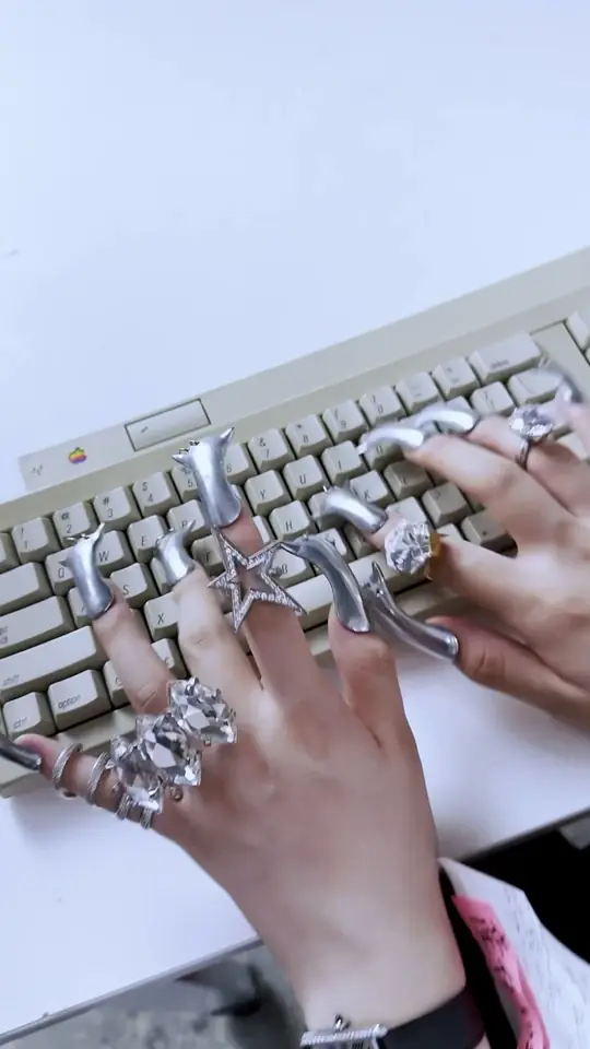 「NG」のMVをチラ見せ👀❌ https://youtu.be/YIFn8Gdblj8