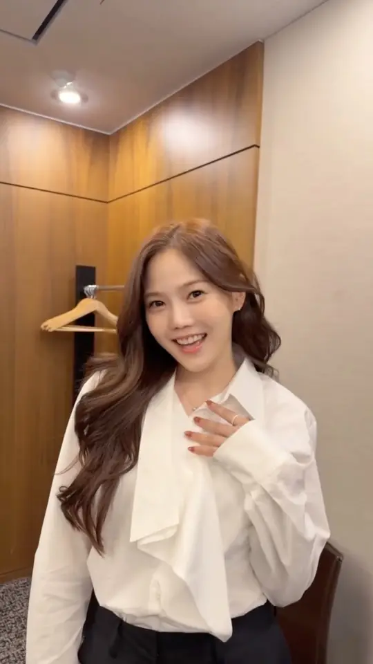 아이유 선배님과의 사랑이 시작된 날은… 18년 전 「있잖아」를 부르는 그 순간이였어요 💜 @dlwlrma
