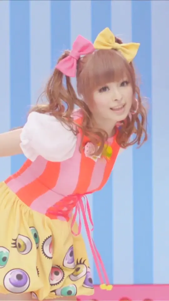 How old were you when "PONPONPON" came out? 🎀✨